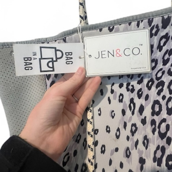 Chic Leopard Print Tote Bag in Gray - Picture 3 of 3